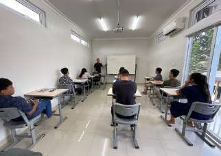 Kegiatan belajar di ruang kelas Pacific Marine School